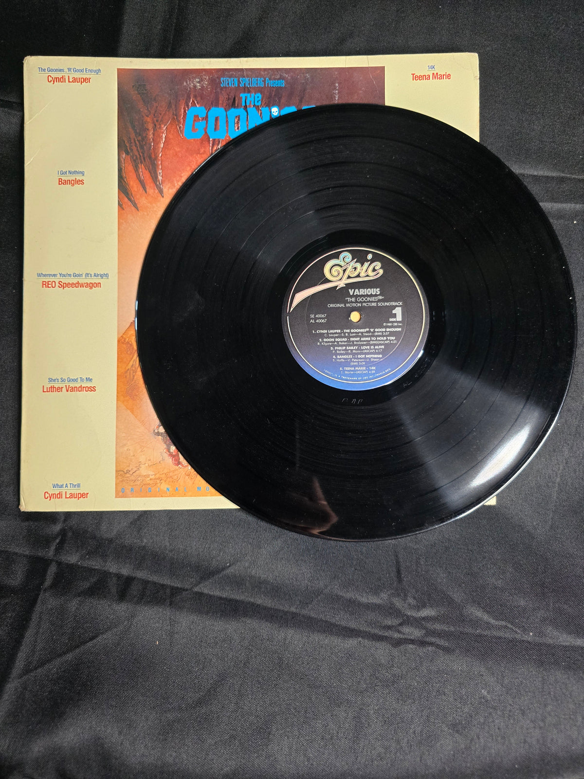 Various Artists – The Goonies: Original Motion Picture Soundtrack (1985, SE40076)